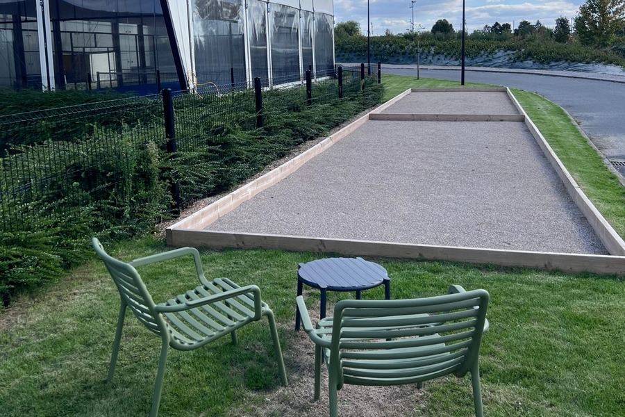 Le terrain de pétanque à l'extérieur