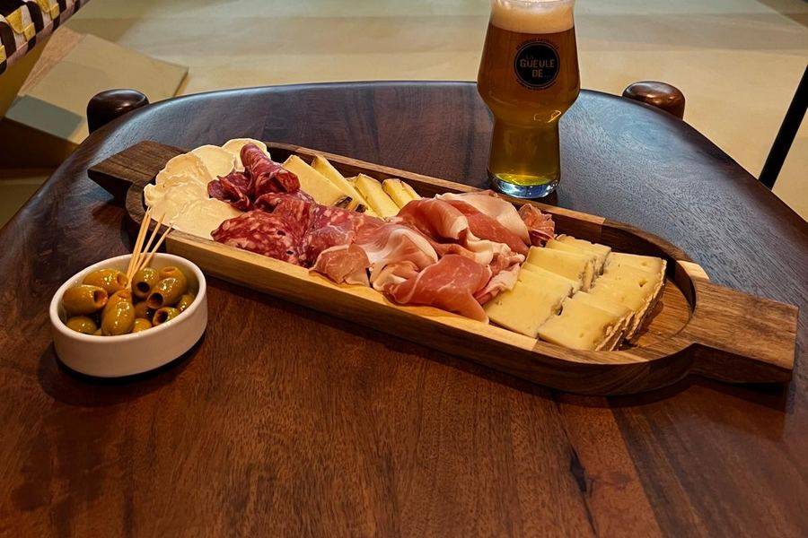 Planche de charcuterie et fromage avec une bière