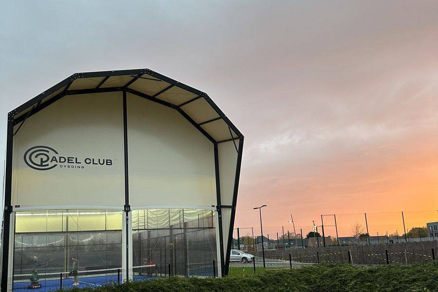 Le dôme du club au coucher du soleil
