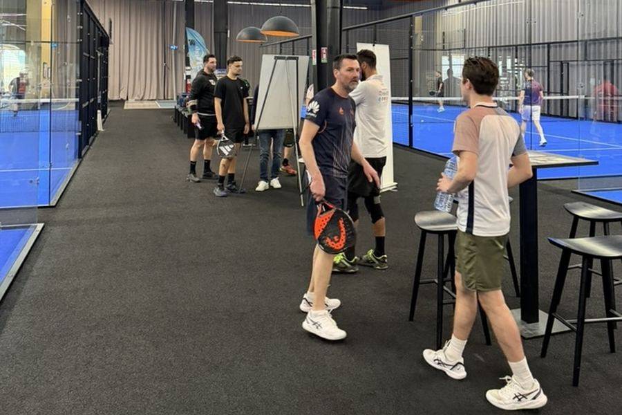 Des joueurs discutent au bord des pistes