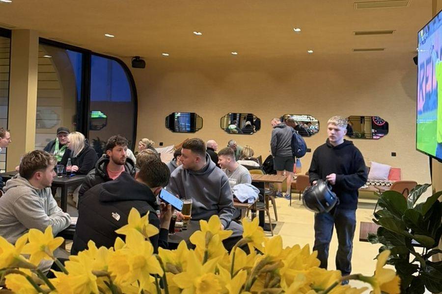 Le clubhouse rempli lors d'une soirée