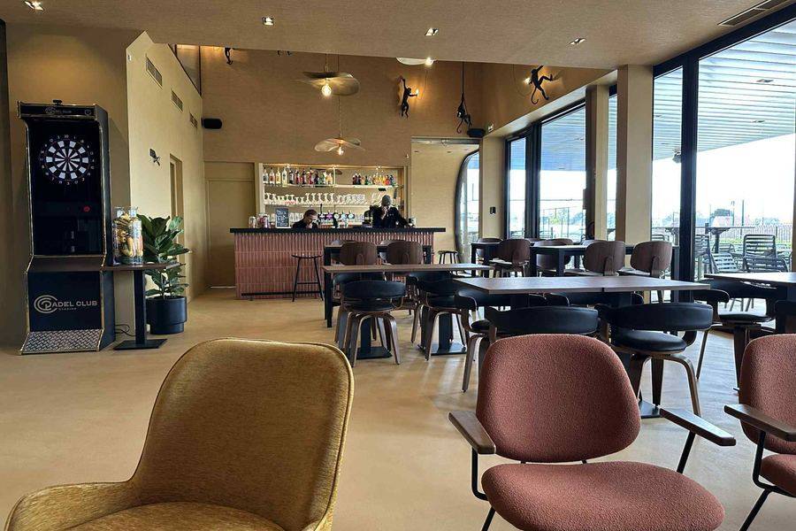 Le bar du clubhouse et ses tables